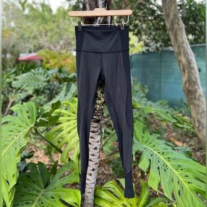 Lululemon wunder under leggings size 4 with ribbed and wavy detailing